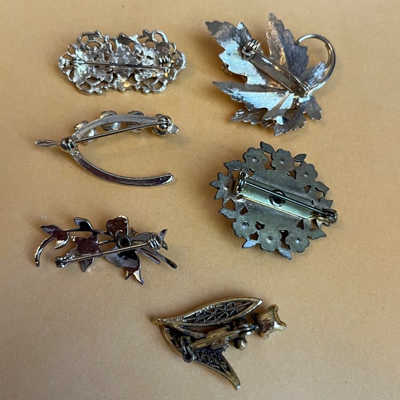 Multiple Vintage Costume Jewelry Brooches/Pins.  Gold Tone. - Picture 9 of 10